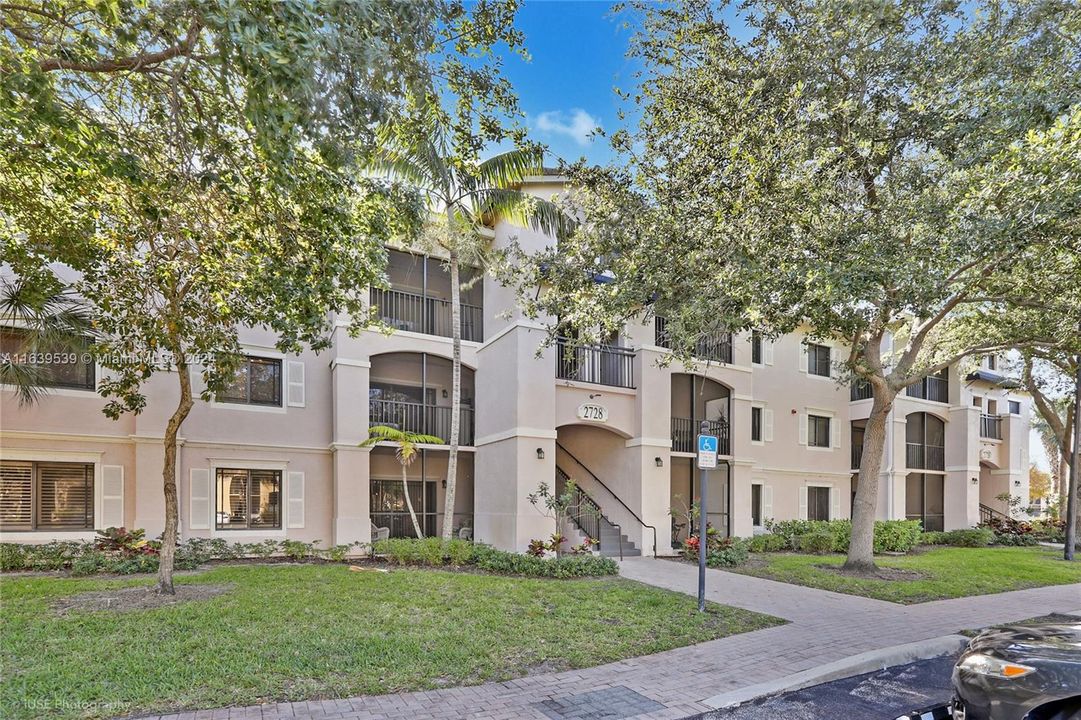 Active With Contract: $1,875 (1 beds, 1 baths, 819 Square Feet)