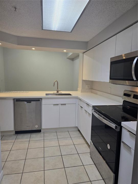 Active With Contract: $1,875 (1 beds, 1 baths, 819 Square Feet)