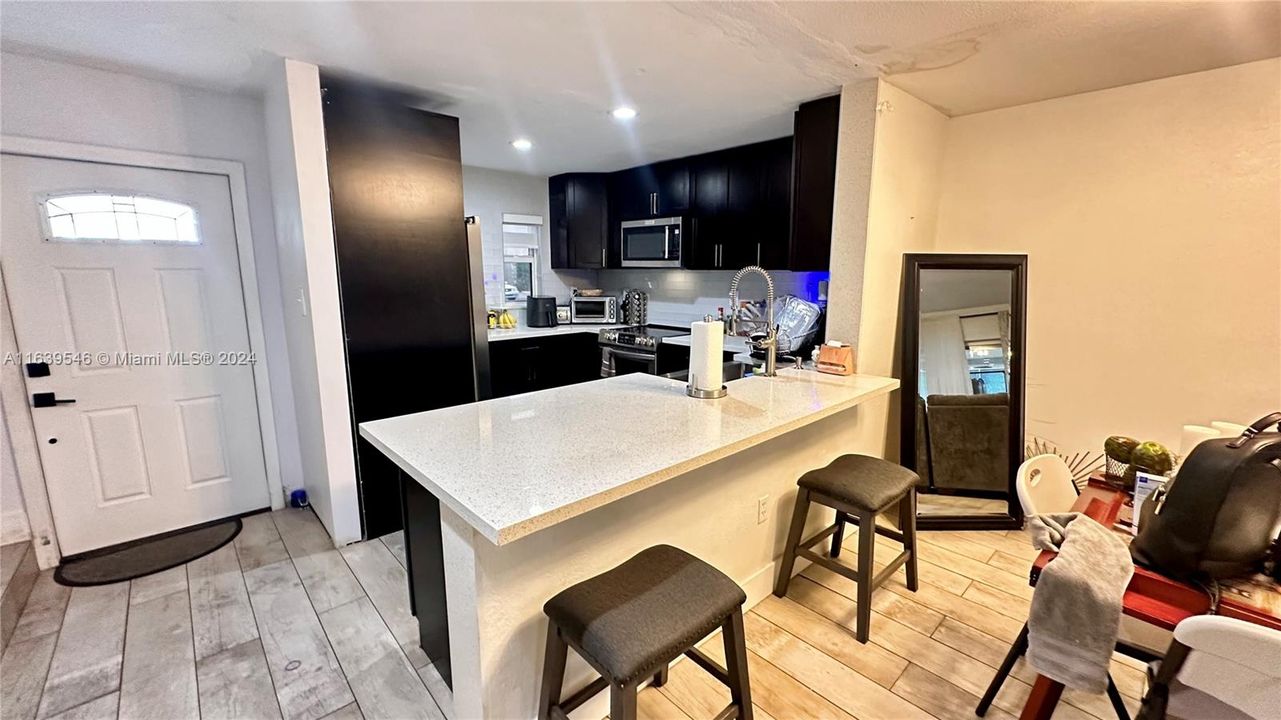 Active With Contract: $2,600 (2 beds, 2 baths, 1103 Square Feet)