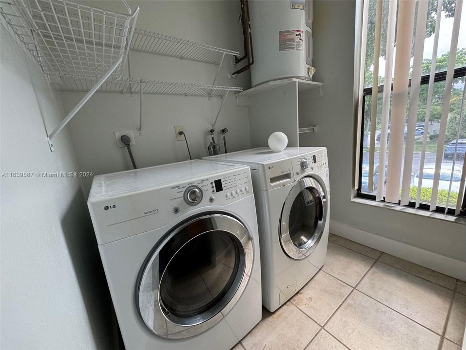 Recently Rented: $2,400 (2 beds, 2 baths, 1300 Square Feet)