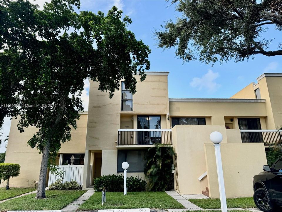 Recently Rented: $2,400 (2 beds, 2 baths, 1300 Square Feet)