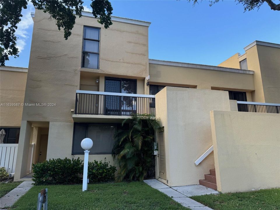 Recently Rented: $2,400 (2 beds, 2 baths, 1300 Square Feet)
