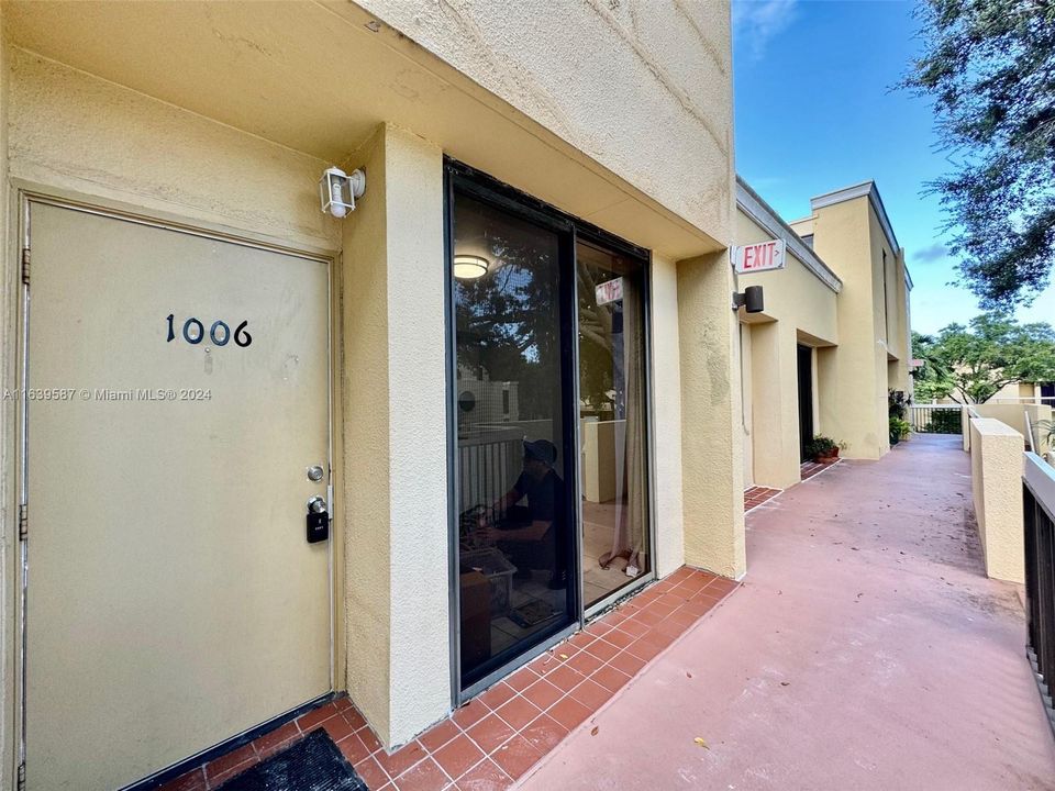 Recently Rented: $2,400 (2 beds, 2 baths, 1300 Square Feet)