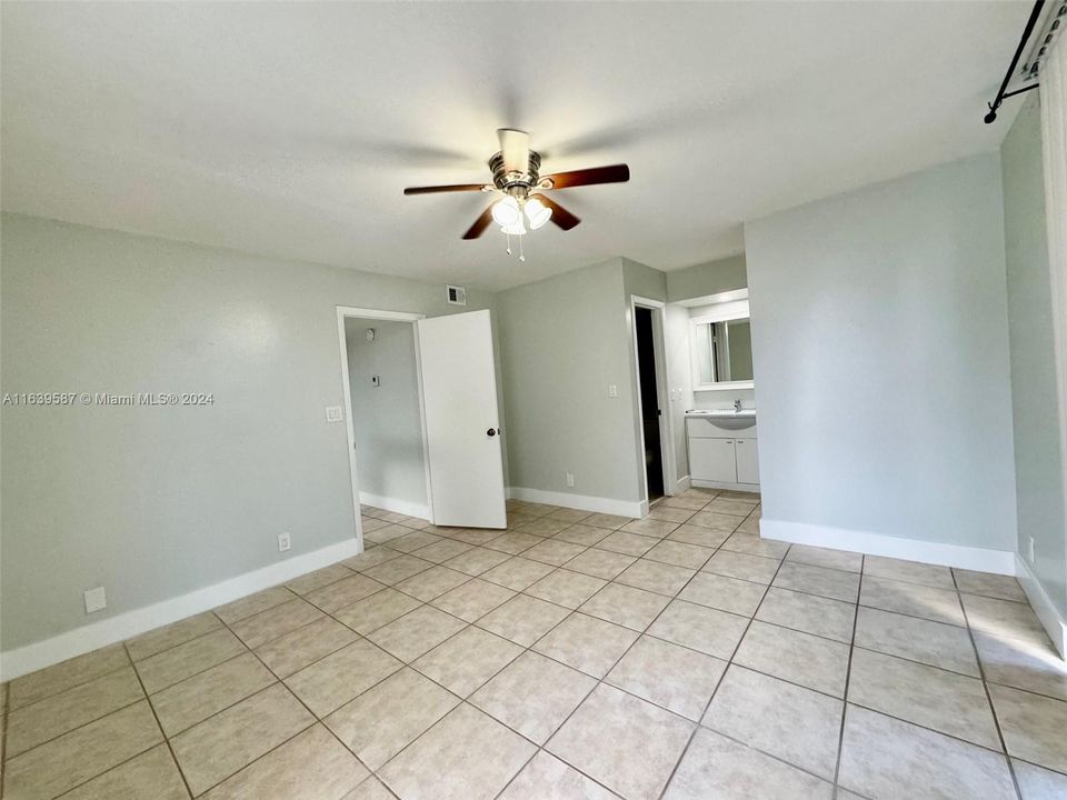 Recently Rented: $2,400 (2 beds, 2 baths, 1300 Square Feet)