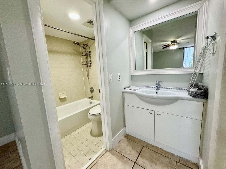 Recently Rented: $2,400 (2 beds, 2 baths, 1300 Square Feet)