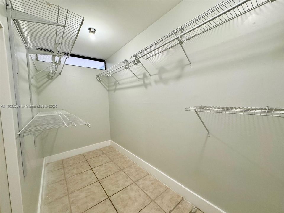 Recently Rented: $2,400 (2 beds, 2 baths, 1300 Square Feet)