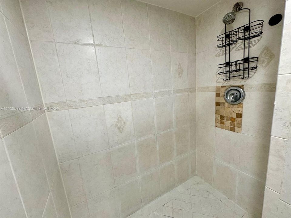 Recently Rented: $2,400 (2 beds, 2 baths, 1300 Square Feet)