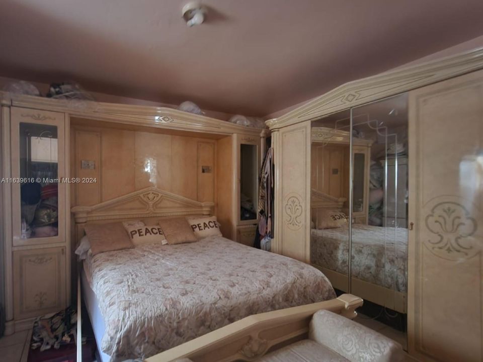 Main House bedroom 1