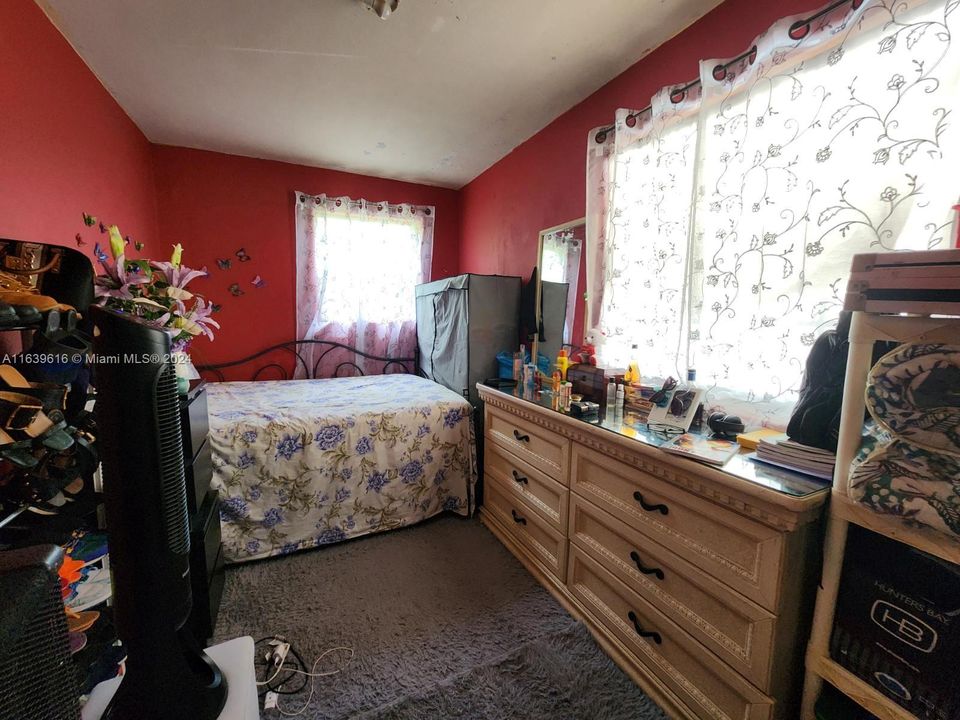 Recently Sold: $700,000 (5 beds, 3 baths, 1394 Square Feet)