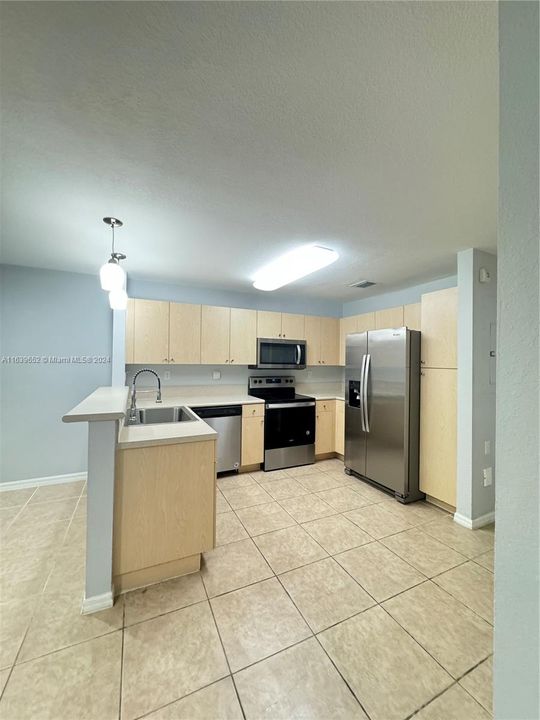 Recently Rented: $3,000 (3 beds, 3 baths, 1270 Square Feet)