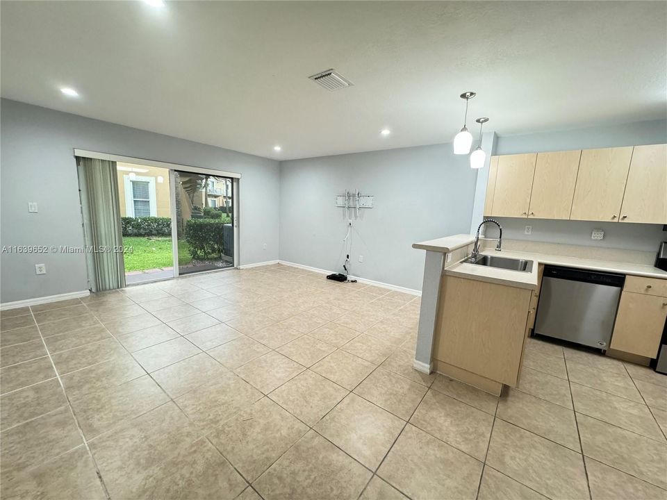 Recently Rented: $3,000 (3 beds, 3 baths, 1270 Square Feet)