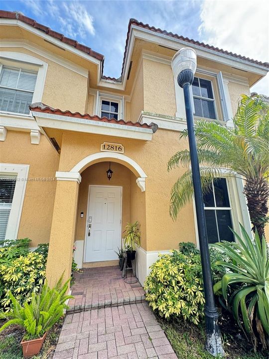 Recently Rented: $3,000 (3 beds, 3 baths, 1270 Square Feet)