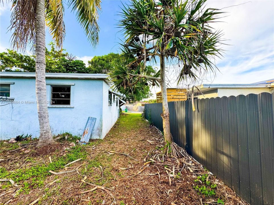 Active With Contract: $399,900 (3 beds, 2 baths, 1316 Square Feet)