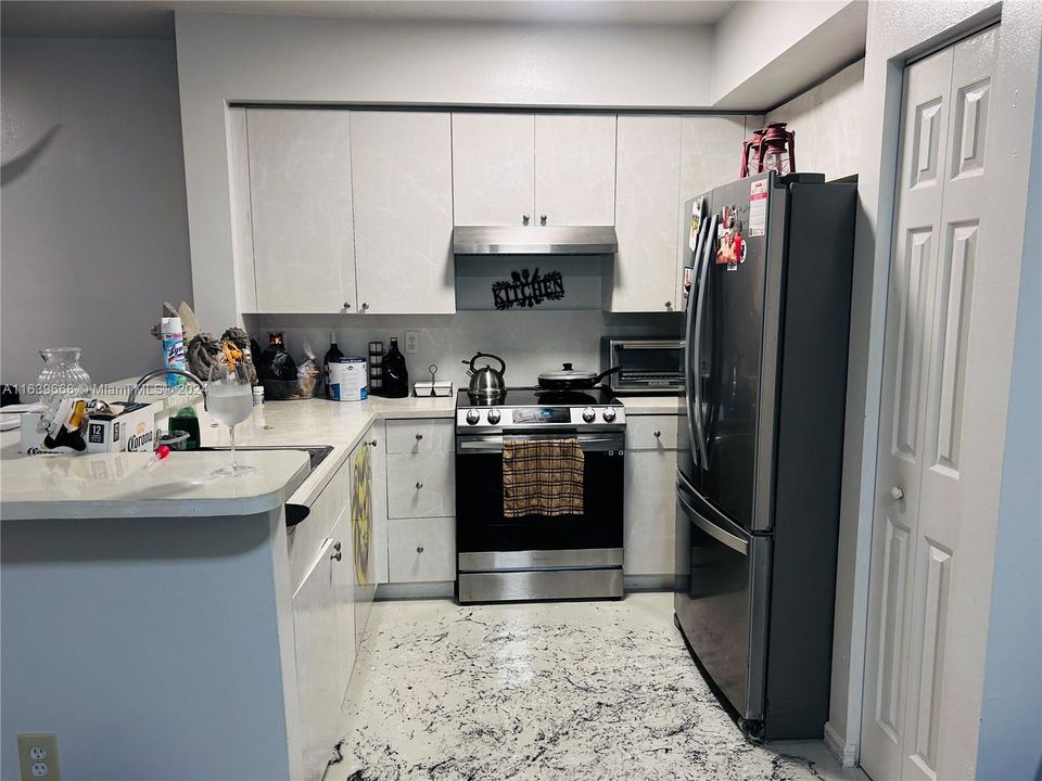 For Sale: $249,000 (2 beds, 2 baths, 809 Square Feet)