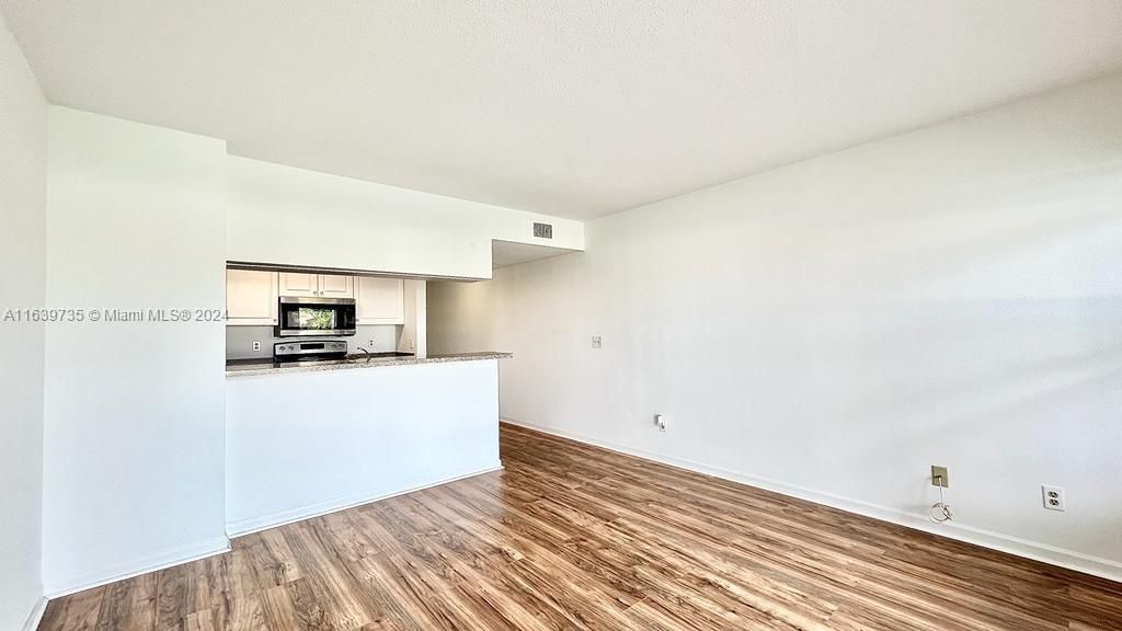 Active With Contract: $1,850 (1 beds, 1 baths, 502 Square Feet)