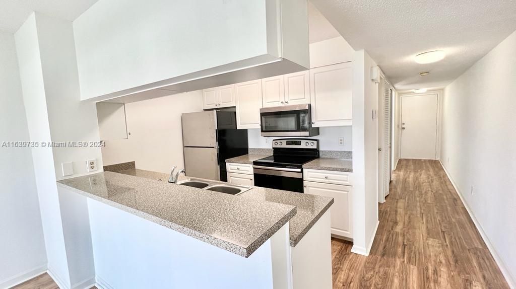 Active With Contract: $1,850 (1 beds, 1 baths, 502 Square Feet)