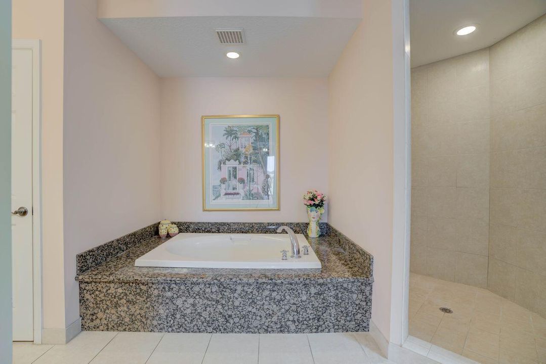 SOAKING TUB
