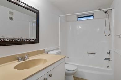 Active With Contract: $1,550 (2 beds, 2 baths, 982 Square Feet)