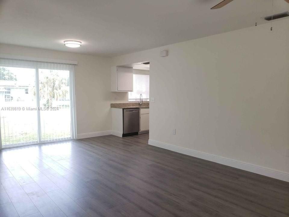 For Rent: $1,800 (3 beds, 1 baths, 1032 Square Feet)