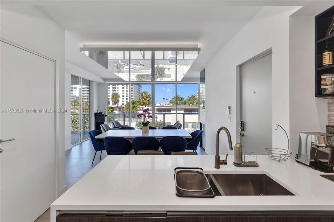 For Sale: $1,059,000 (2 beds, 2 baths, 1211 Square Feet)