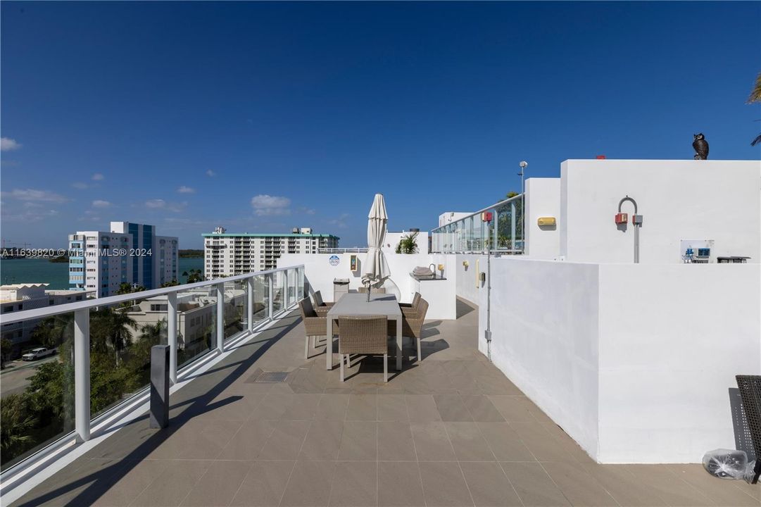 For Sale: $1,059,000 (2 beds, 2 baths, 1211 Square Feet)