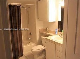 Active With Contract: $2,300 (1 beds, 1 baths, 750 Square Feet)