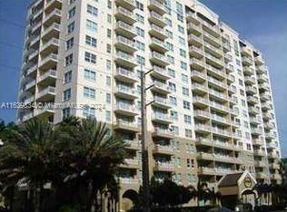 Active With Contract: $2,300 (1 beds, 1 baths, 750 Square Feet)