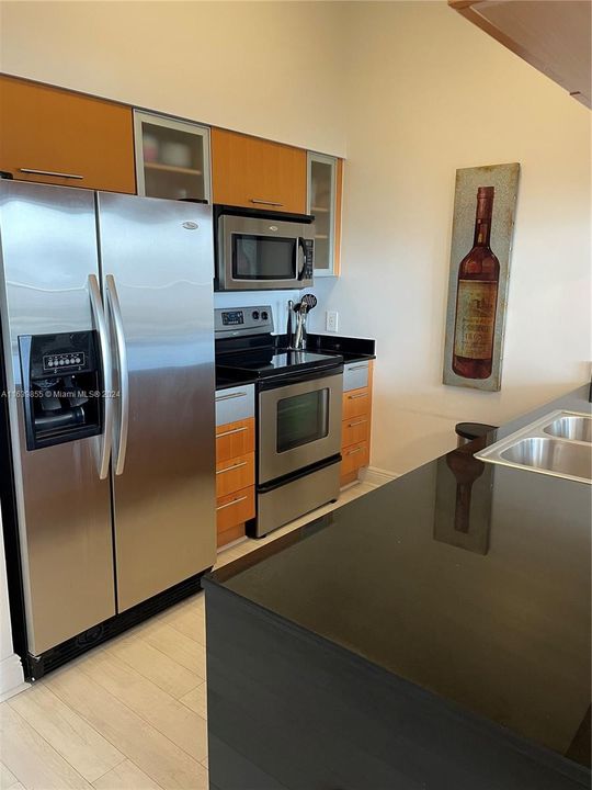 For Sale: $480,000 (1 beds, 1 baths, 821 Square Feet)