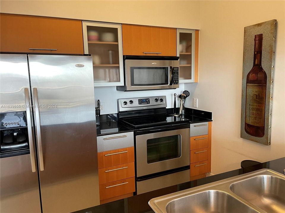 For Sale: $480,000 (1 beds, 1 baths, 821 Square Feet)