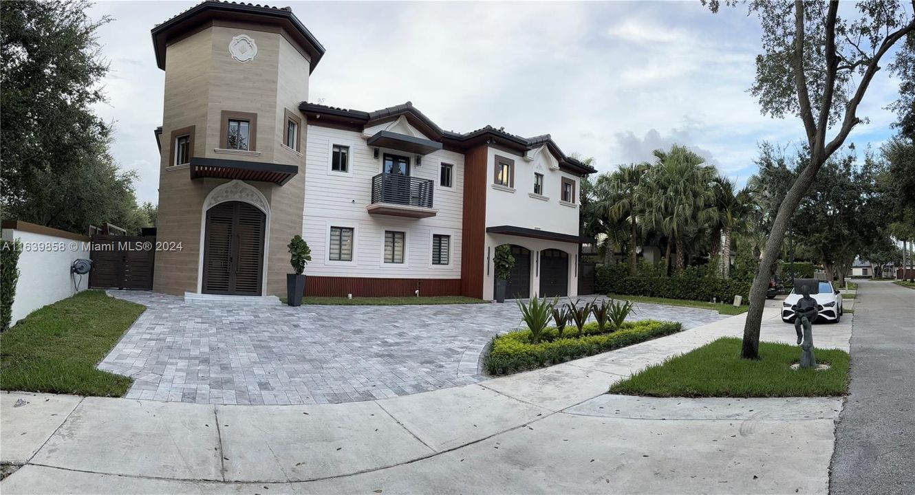 For Sale: $2,500,000 (6 beds, 5 baths, 3933 Square Feet)