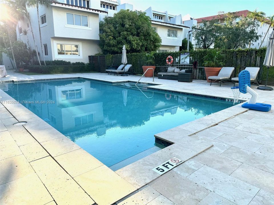 En Venta: $1,395,000 (3 camas, 2 baños, 2200 Pies cuadrados)