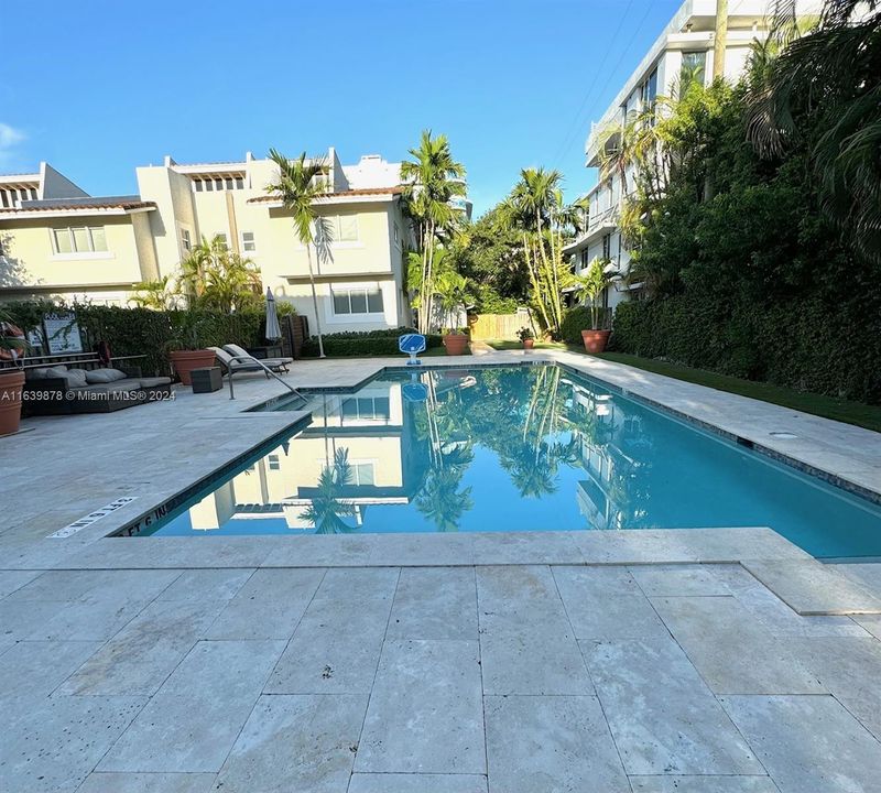 En Venta: $1,395,000 (3 camas, 2 baños, 2200 Pies cuadrados)