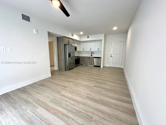 Active With Contract: $2,465 (2 beds, 2 baths, 913 Square Feet)