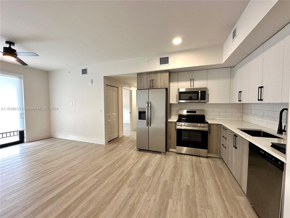 Active With Contract: $2,465 (2 beds, 2 baths, 913 Square Feet)