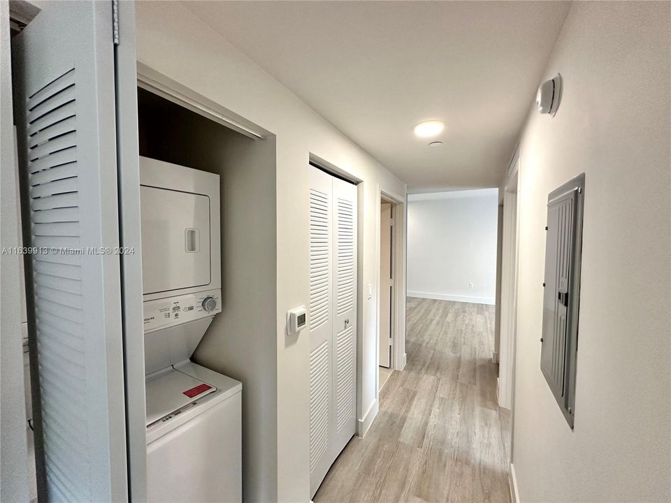 Active With Contract: $2,465 (2 beds, 2 baths, 913 Square Feet)