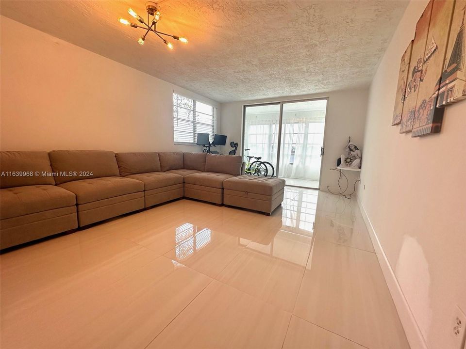 Active With Contract: $155,000 (1 beds, 1 baths, 960 Square Feet)