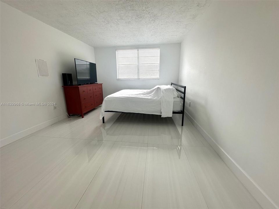 Active With Contract: $155,000 (1 beds, 1 baths, 960 Square Feet)