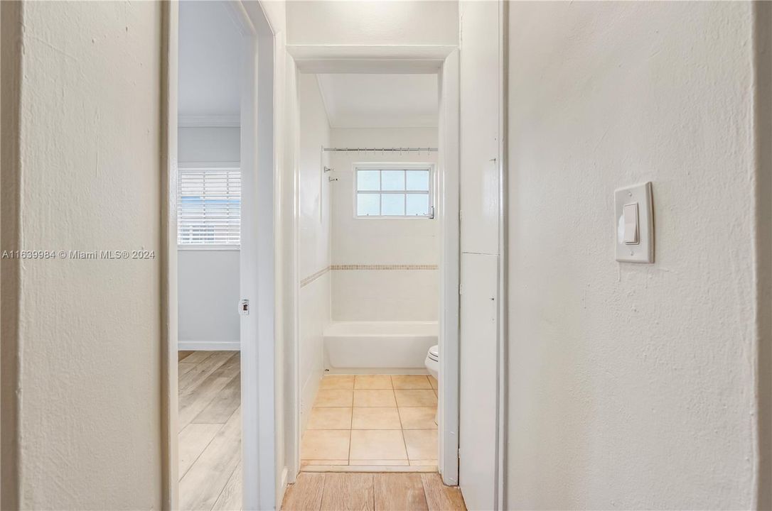 Active With Contract: $1,900 (1 beds, 1 baths, 565 Square Feet)