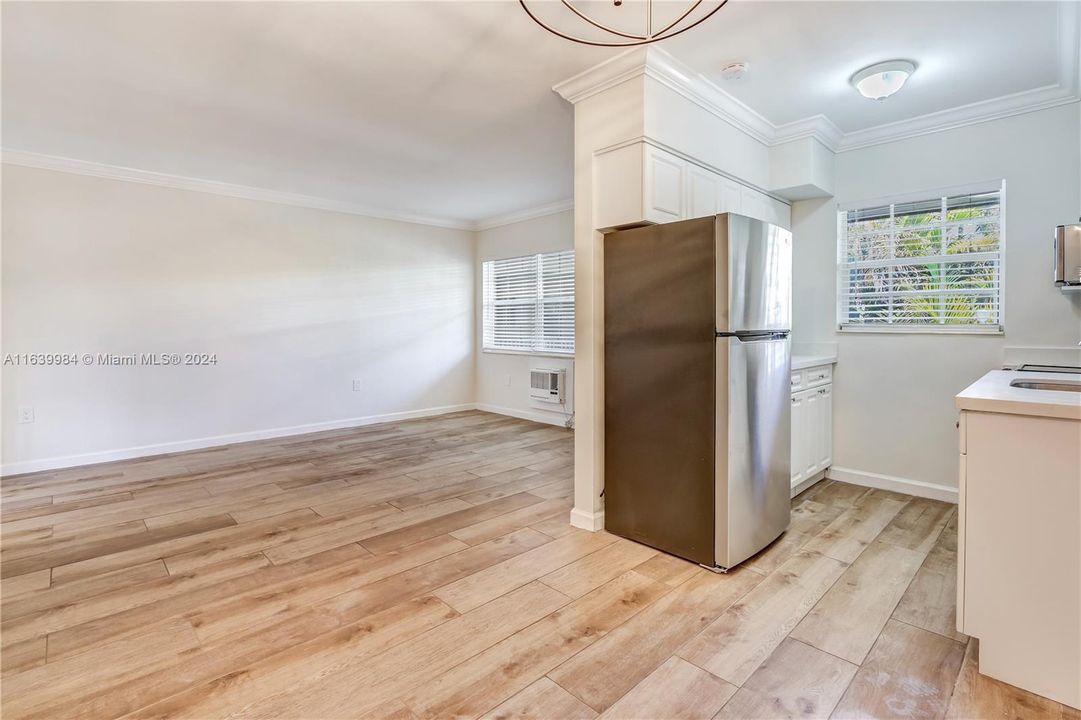 Active With Contract: $1,900 (1 beds, 1 baths, 565 Square Feet)