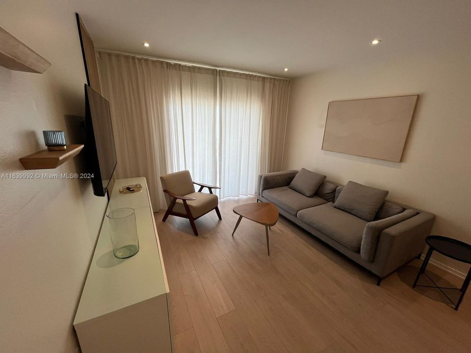 Recently Rented: $2,600 (1 beds, 1 baths, 702 Square Feet)