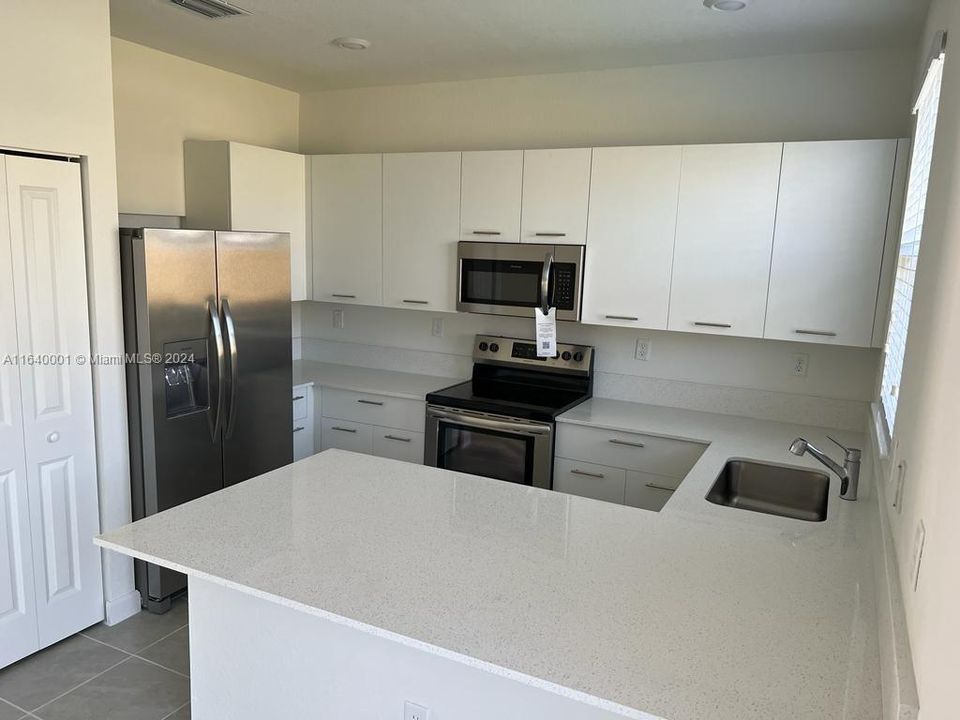 Active With Contract: $2,950 (3 beds, 2 baths, 1548 Square Feet)