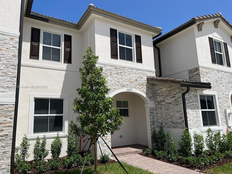 Active With Contract: $2,950 (3 beds, 2 baths, 1548 Square Feet)