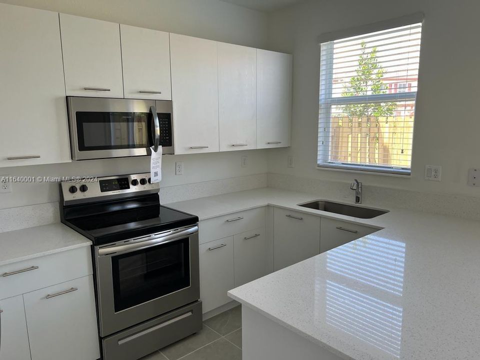 Active With Contract: $2,950 (3 beds, 2 baths, 1548 Square Feet)