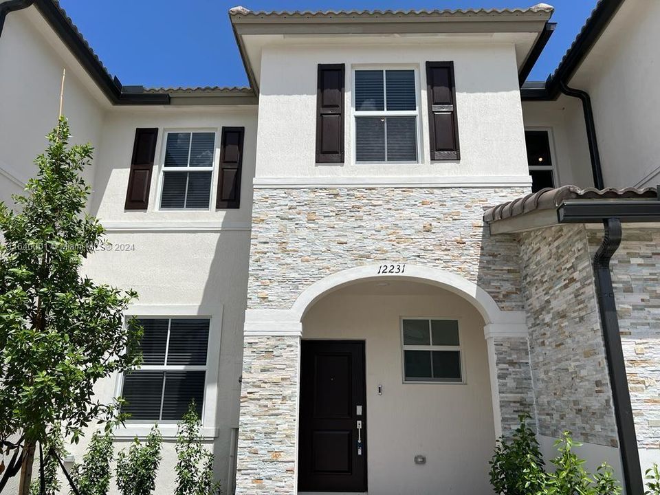 Active With Contract: $2,950 (3 beds, 2 baths, 1548 Square Feet)