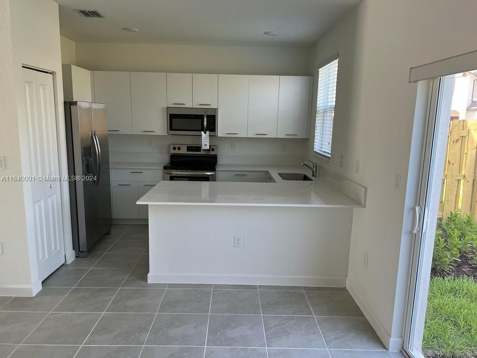 Active With Contract: $2,950 (3 beds, 2 baths, 1548 Square Feet)