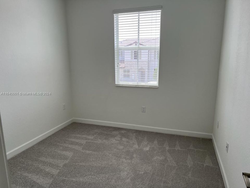 Active With Contract: $2,950 (3 beds, 2 baths, 1548 Square Feet)