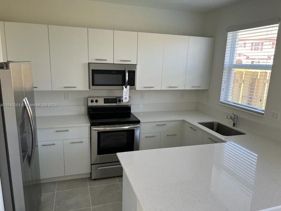 Active With Contract: $2,950 (3 beds, 2 baths, 1548 Square Feet)