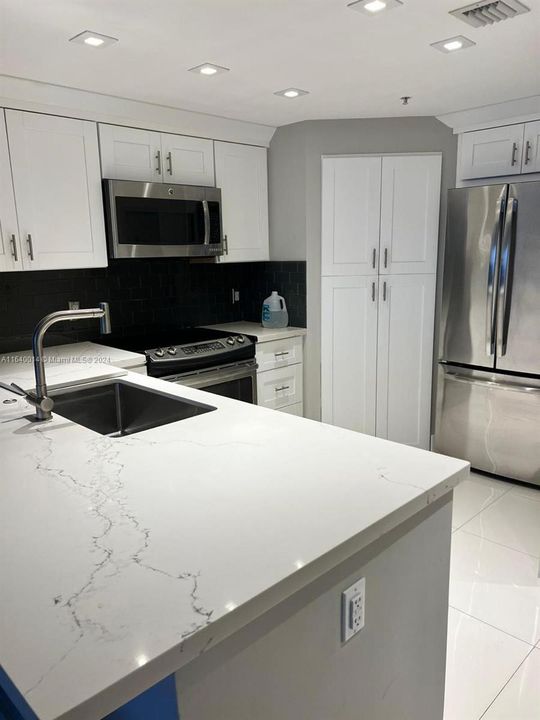 Active With Contract: $3,500 (1 beds, 1 baths, 834 Square Feet)