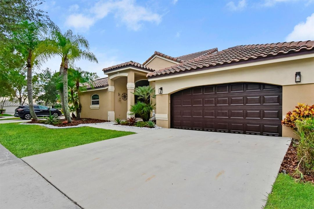 Active With Contract: $1,100,000 (4 beds, 2 baths, 2443 Square Feet)