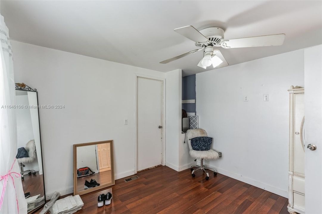 Vendido Recientemente: $279,000 (3 camas, 2 baños, 1560 Pies cuadrados)